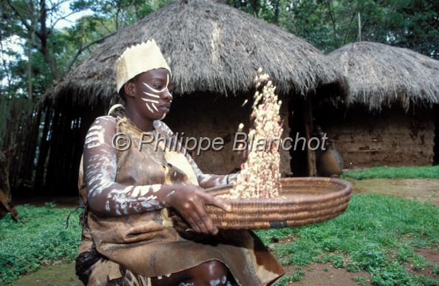 kenya 01.JPG - Jeune femme Kikuyu triant des noix de colaKenya